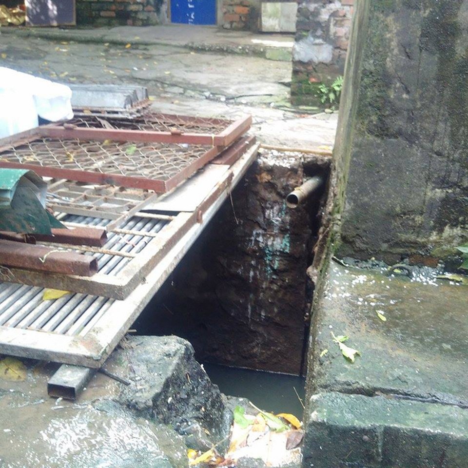 "Sống liều" ở điểm nóng sốt xuất huyết - 8 Thùng nước kê trên miệng kênh bốc mùi hôi thối.