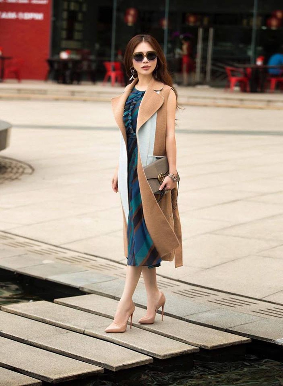 Cùng Hoa khôi Lan Phương mix đồ thu đông sang trọng và đẳng cấp - 7 Thêm một thiết kế áo khoác ngoài dáng dài màu nâu – trắng kết hợp rất thanh lịch cùng với chiếc váy sắc xanh nhẹ nhàng bên trong. Một gợi ý thú vị cho những ngày thu mát mẻ của bạn.