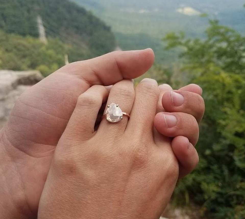 Các cặp đôi nước Mỹ nô nức cầu hôn vào ngày nhật thực - 7 Hooker Lindsey vui mừng khoe nhẫn kim cương bạn trai tặng sau khi nhật thực diễn ra