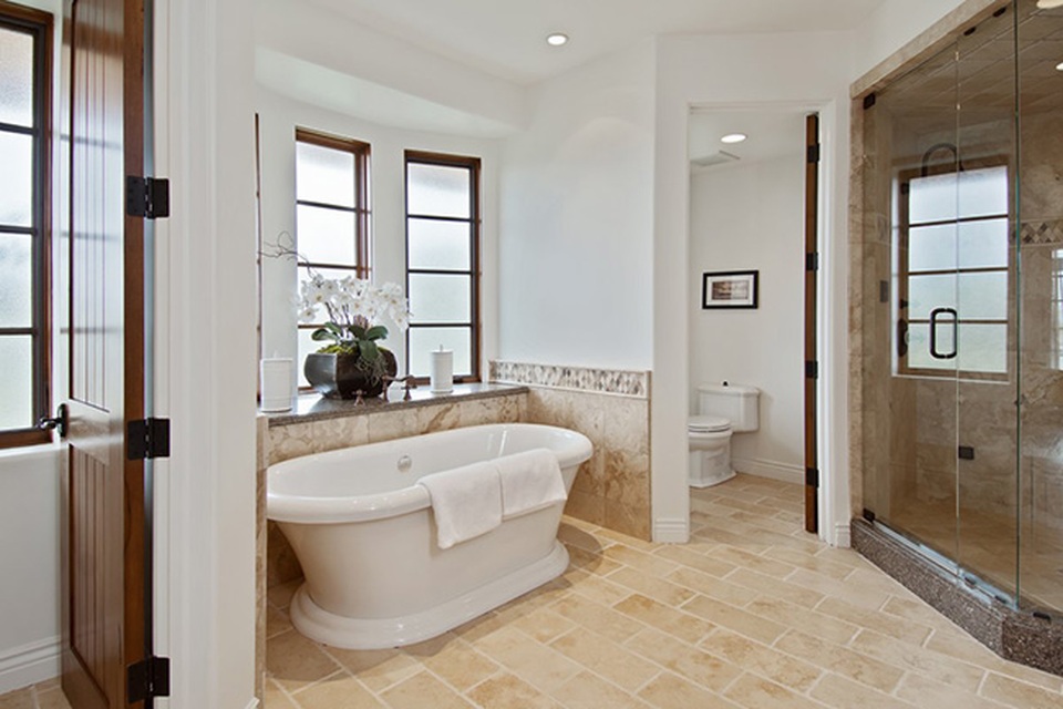 Choáng ngợp với biệt thự cổ nằm giữa vườn nho có giá tới 284 tỷ - 8 Hơn nữa, căn nhà có tới 6 phòng tắm đủ để mọi người cùng sử dụng.