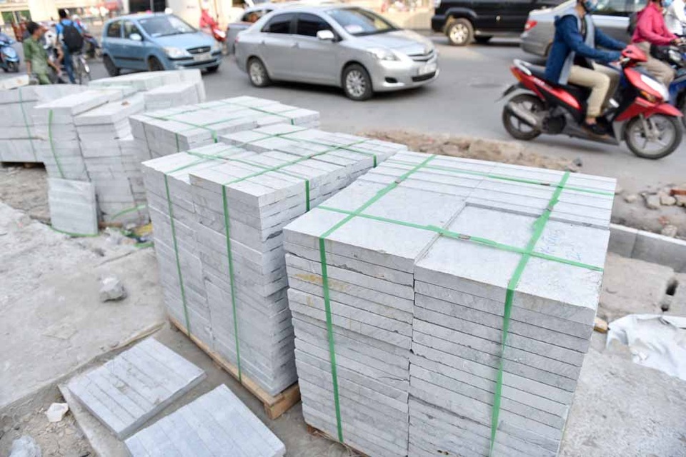 Hà Nội lát vỉa hè bằng đá truyền thống tuổi thọ 70 năm - 6
Đá lát đang được sử dụng là đá tự nhiên, xẻ từ đá nguyên khối Thanh Hóa, chịu lực tốt và khó vỡ hơn các loại gạch khác.