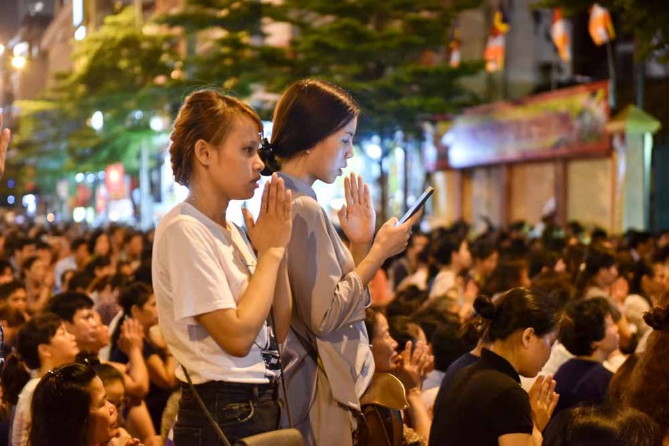 Hà Nội: Hàng nghìn người ngồi kín lòng đường dự lễ Vu Lan - 6
Hai bạn trẻ do không có chỗ ngồi nên đã đứng hàng giờ đồng hồ, chắp tay hướng về phía chùa, tụng kinh, cầu nguyện. Theo quan niệm của Phật giáo, ân nghĩa mà hàng đệ tử cần báo đáp gồm tứ ân: ơn cha mẹ, ơn thầy bạn, ơn đất nước và ơn chúng sinh.