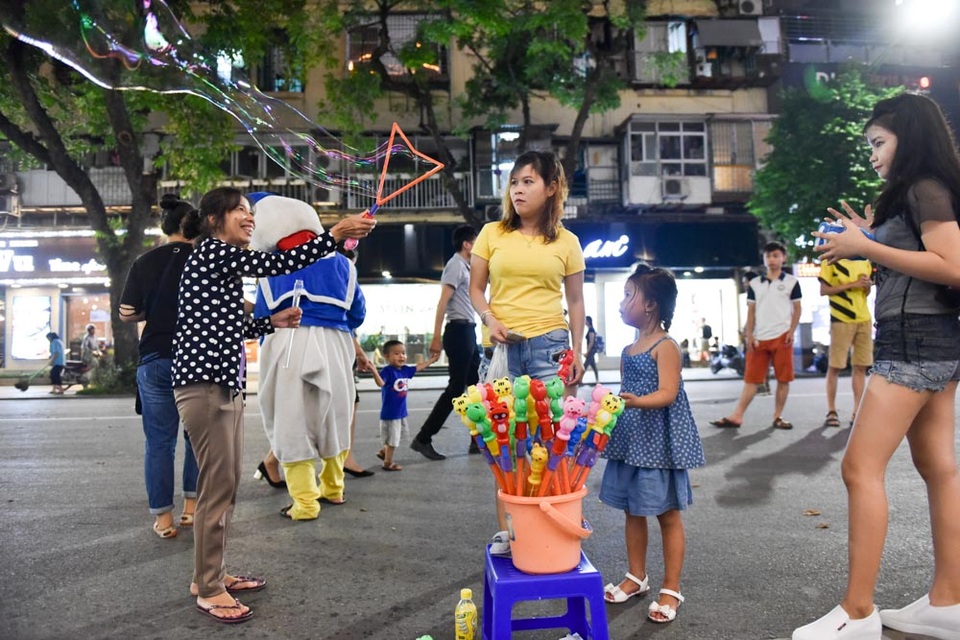 Hàng rong bủa vây phố đi bộ hồ Gươm - 7
Một hàng rong bán đồ chơi đang mời chào du khách.