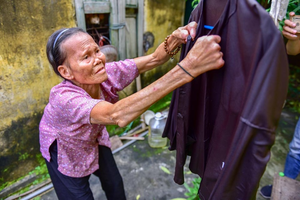 Ám ảnh những phận già cô đơn trong trại phong bỏ hoang ở Hà Nội - 7
Phòng của cụ Lê Thị Liên (81 tuổi, Gia Lâm, Hà Nội) nằm ở cuối dãy nhà, thấy có bóng người, cụ tỏ ra mừng lắm. Thường ngày, cụ một mình làm bạn với chiếc đài radio. “Không chỉ mình tôi mà tất cả những người ở lại trại phong này đều thèm có người đến chơi lắm. Chúng tôi bị bệnh, cũng hiếm người dám lại gần”, cụ Liên tâm sự.
