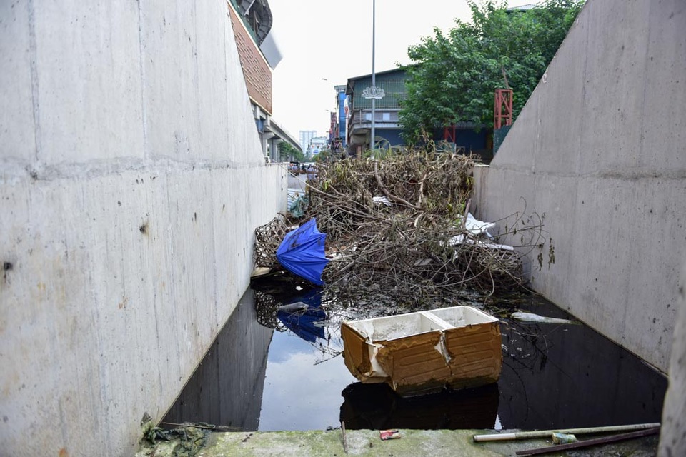 Nhiều rác thải xuất hiện dưới đường sắt trên cao Cát Linh - Hà Đông - 6 
Nước bẩn ứ đọng phía trong hạng mục nhỏ của một nhà ga đường sắt trên cao.