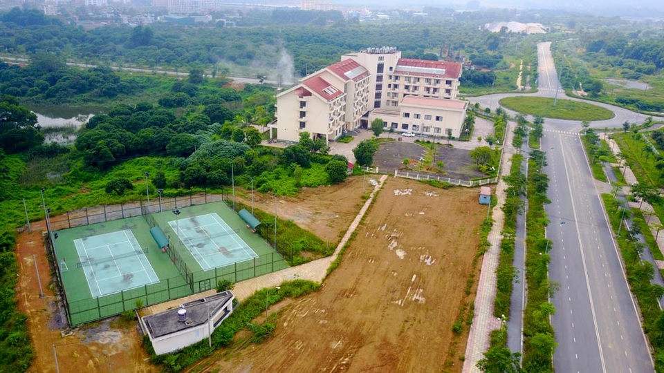 Toàn cảnh công trình khu đô thị đại học hơn 7 nghìn tỷ tại Hà Nội - 7
Các hạng mục sân chơi giải trí – thể thao trong dự án này còn dang dở.