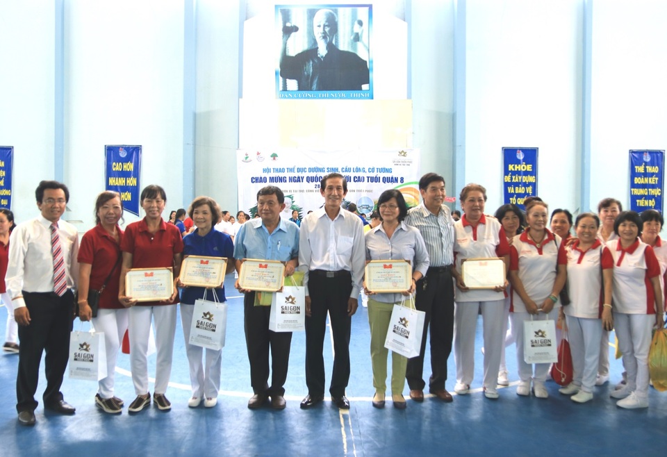 Hơn 4.000 người cao tuổi TP.HCM tham gia hội thi thể dục dưỡng sinh - 7 Cũng trong dịp này, Sài Gòn Thiên Phúc đã trao những phần quà ý nghĩa như một lời tri ân cho hơn 1.500 người cao tuổi trên địa bàn Thành phố