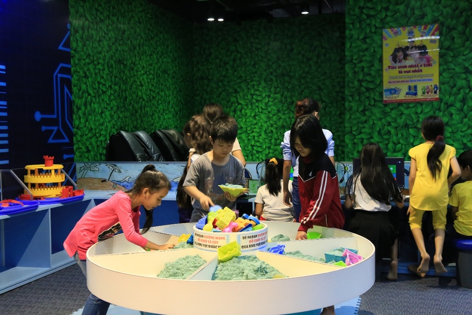 Dành tặng niềm vui tuổi thơ cho trẻ em có hoàn cảnh khó khăn, thiệt thòi - 7 Biết bao nhiêu trò chơi mới lạ hấp dẫn lôi cuốn các em vừa chơi vừa học thêm được nhiều điều bổ ích