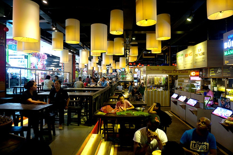 Chợ ngầm dưới lòng đất, giữa trung tâm Sài Gòn - 8 Lối kiến trúc hiện đại, thức ăn đa dạng và sạch sẽ. Mỗi cửa hàng mang một phong cách bày trí riêng, kết hợp với những đèn lồng trang trí của toàn khu ẩm thực