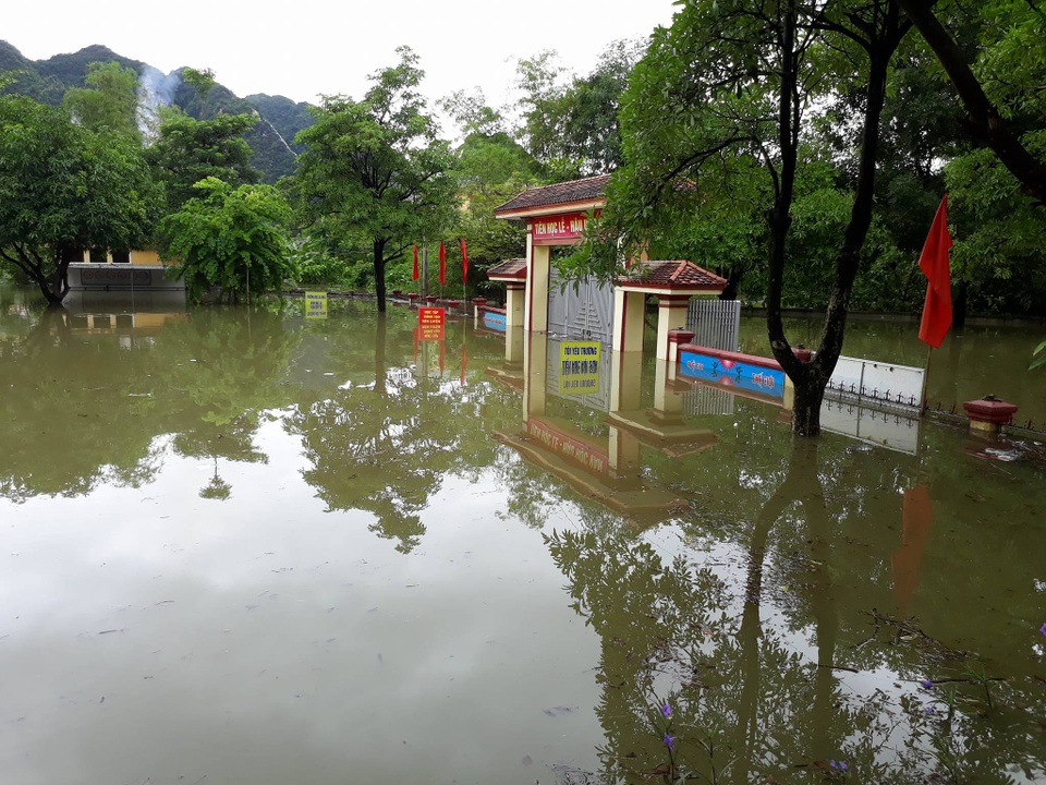 Nước lũ dâng ngang mái nhà, lút đến cổ người dân - 18 Nước lũ dâng ngang mái nhà, lút đến cổ người dân - 18