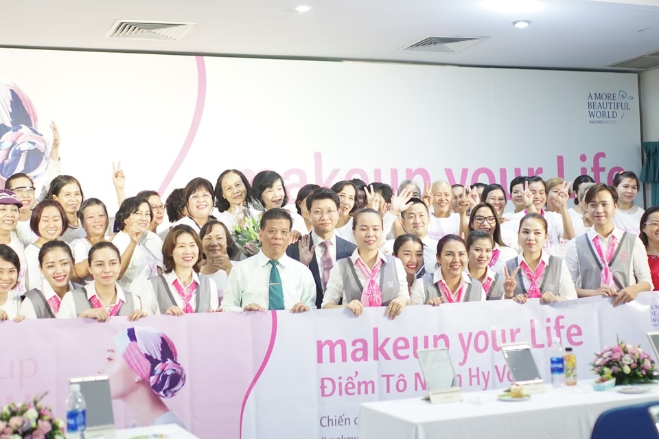 “Makeup your Life 2017” đến với bệnh nhân ung thư tại viện Ung bướu TP.HCM - 7 Nụ cười hạnh phúc đã nở trên môi những người phụ nữ quả cảm, luôn sẵn sàng đứng lên đương đầu với bệnh tật.
