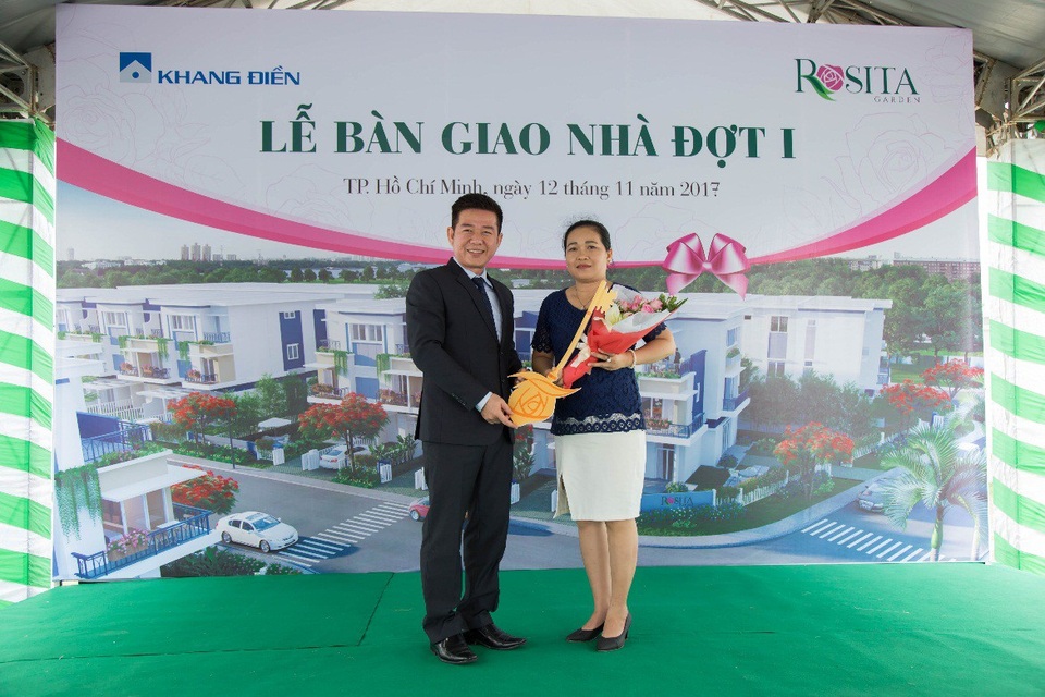 Tại Lễ Bàn Giao Nhà Đợt I dự án Rosita Garden, CĐT Khang Điền đã dành tặng khách hàng nhiều phần quà giá trị gồm: máy lọc không khí cao cấp, 10 chỉ vàng SJC, 3 chỉ vàng SJC, 1 chỉ vàng SJC… cùng nhiều quà tặng giá trị khác.