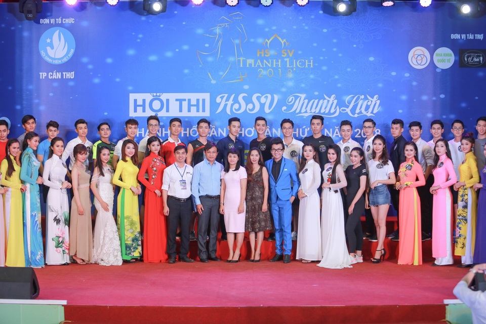 Á vương Ký Quốc lịch lãm ngồi ghế nóng chấm thi - 7 Thí sinh và ban giám khảo cùng ghi lại những hình ảnh, lưu lại những khoảnh khắc đáng quý trên sân khấu cuộc thi.