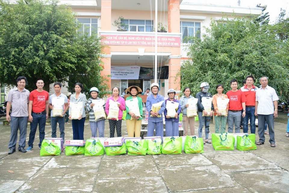 Những phần quà được trao tận tay bà con xã Xuân Phước, huyện Đồng Xuân, tỉnh Phú Yên