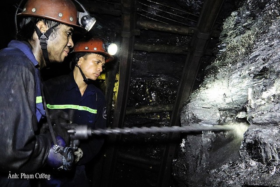 Khoảnh khắc chân thật về cuộc sống của những người thợ mỏ ở Quảng Ninh - 8 Những người thợ khoan than