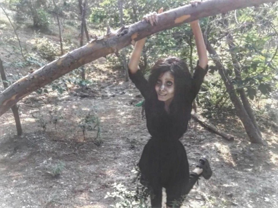 Giật mình ngắm Angelina Jolie phiên bản "zombie" ngoài đời thực - 7 Dù những bức ảnh của cô khiến mọi người sợ hãi