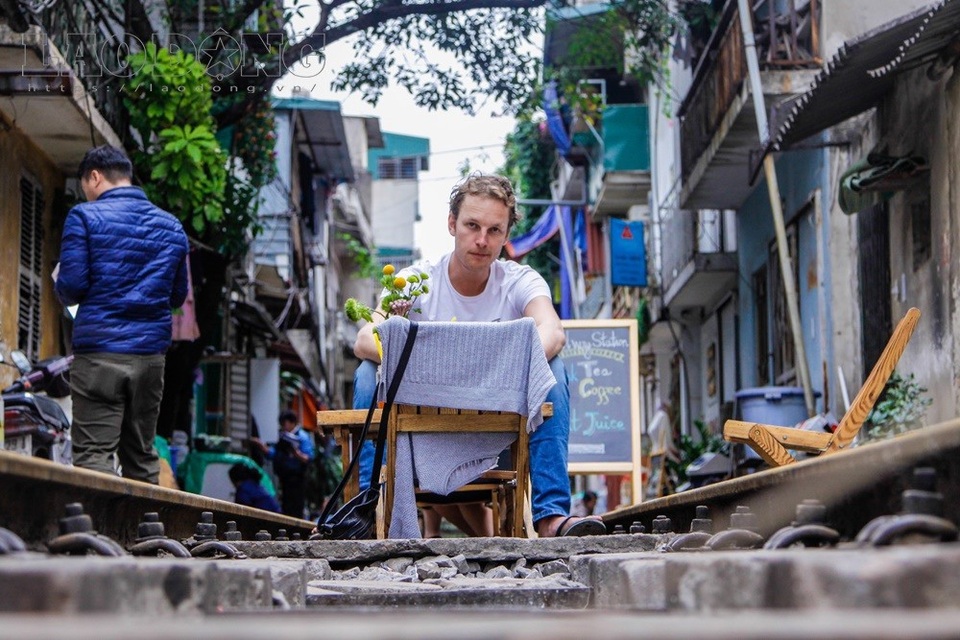 Một du khách nước ngoài cho biết, anh đọc được thông tin trên mạng xã hội và thấy nơi đây rất thú vị vì gợi cho họ cảm giác về những chuyến tàu đi qua mỗi ngày. Đôi lúc họ cảm thấy rằng sau lưng như có đoàn tàu sắp lao tới nên thỉnh thoảng ngoái lại để xem. 