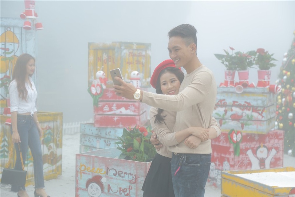 
Trong sương mờ giăng giăng, những sắc màu Giáng sinh huyền bí và ảo diệu hơn rất nhiều. Phông nền đặc biệt lãng mạn này là một “đặc sản” của Bà Nà mà đảm bảo cả châu Âu cũng khó tìm được nơi nào như thế.
