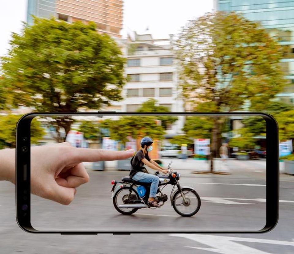 Galaxy S8 gây ấn tượng với loạt ảnh sáng tạo - 7 Bí quyết tạo nên dạng ảnh đặc biệt này là hãy lấy Galaxy S8 chụp lại ảnh bàn tay hoặc ngón tay của bạn tương tác với một vật thể nhất định trên đường phố, lưu ý đặt ảnh ở kích thước 18,5:9 để tạo cảm giác vô cực.