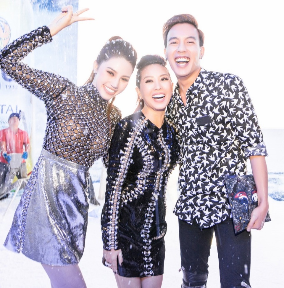 Dàn sao “khủng” hội ngộ đón giao thừa tại Siêu đại nhạc hội Tiger Remix - 8 Cặp đôi Hoa hậu Jolie Nguyễn và Thu Hoài cùng “sảng khoái” trong Nhà tuyết khổng lồ Tiger Crystal với tuyết thật 100%.