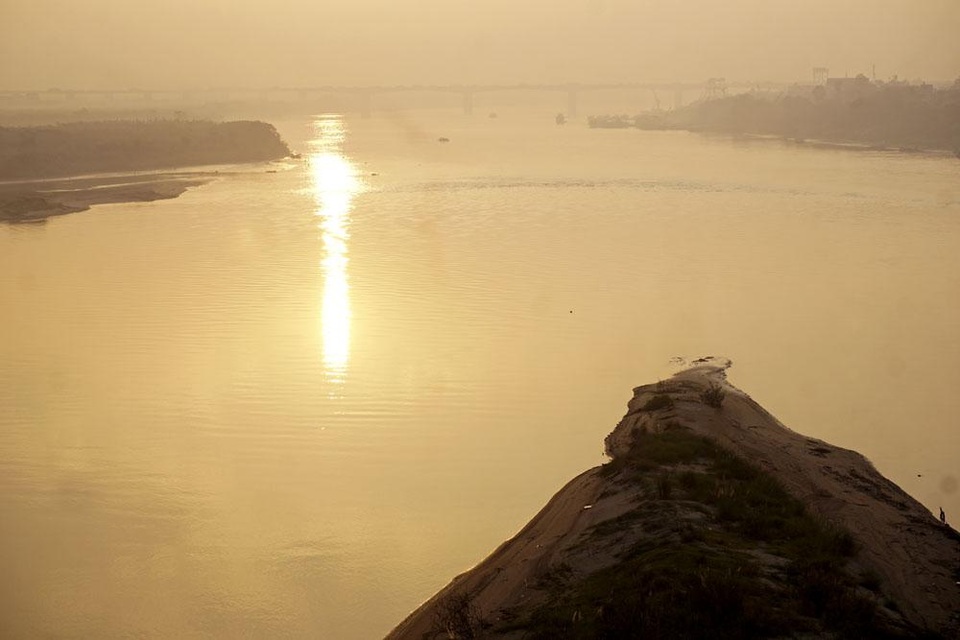 
Từ trên cầu Vĩnh Tuy có thể thấy bãi bồi ven sông rộng lớn. Đây là địa điểm nhiều bạn trẻ tìm đến để vui chơi.
