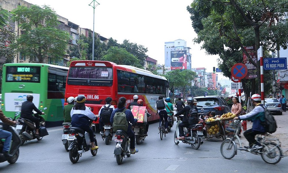 Hà Nội: Nhan nhản ô tô dừng đỗ trái phép dọc tuyến buýt nhanh BRT - 9 Ô tô ngang nhiên đỗ phép và người bán hàng rong chiến một làn đường, khiến các phương tiện khác đi lại rất khó khăn.