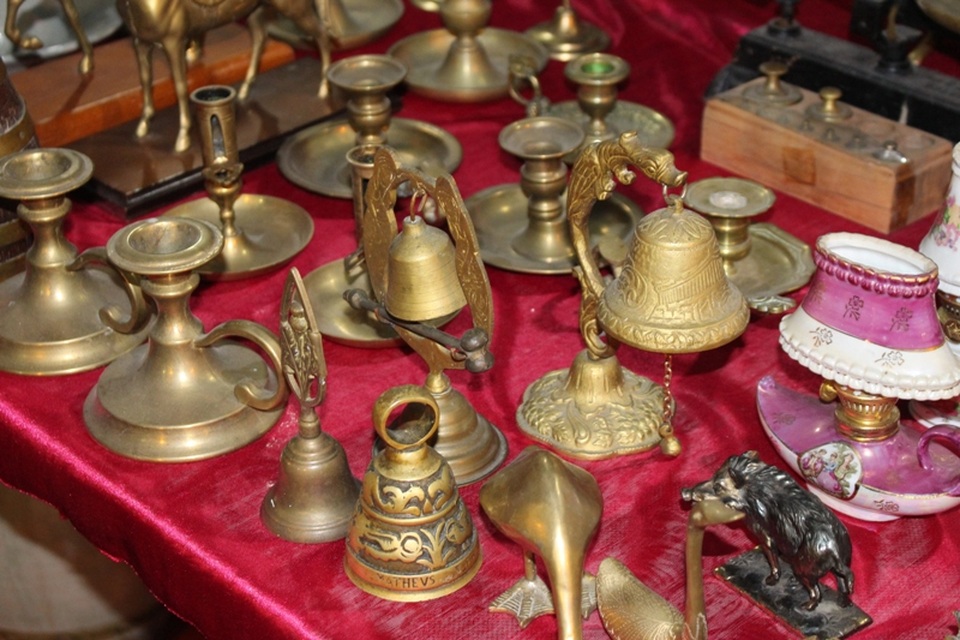 Chiêm ngưỡng gà gỗ quý hiếm giá bạc triệu ở chợ đồ cổ - 8 Chiêm ngưỡng gà gỗ quý hiếm giá bạc triệu ở chợ đồ cổ - 8
