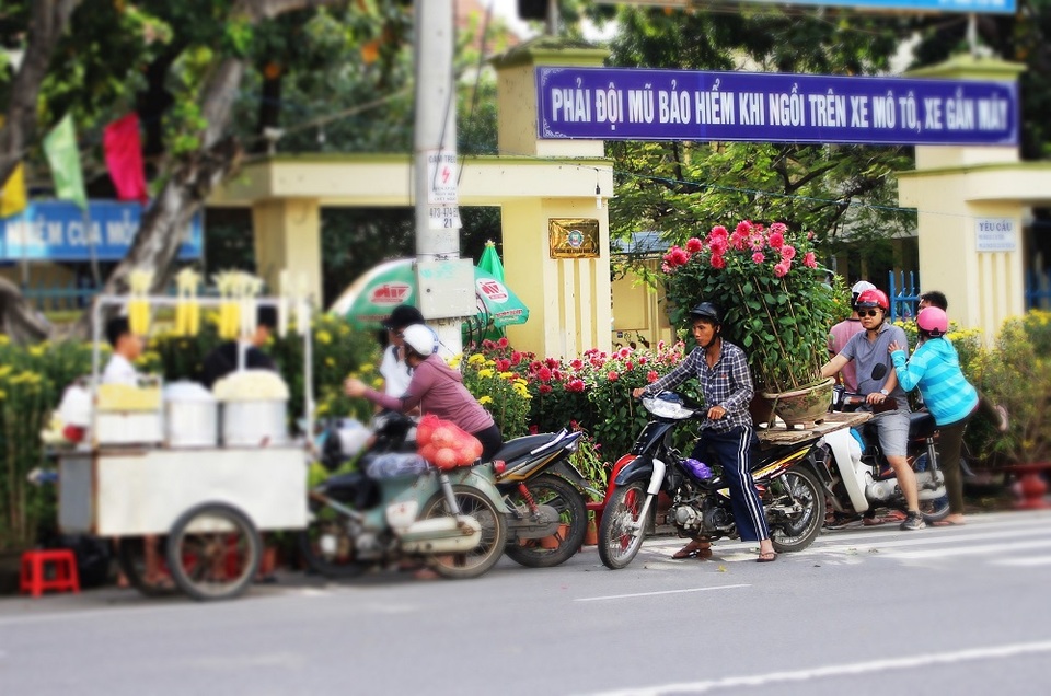 “Chen chân” sắm Tết trong phiên chợ ngày cuối năm - 15 Người dân ở Nha Trang hối hả chở xuân về nhà trước thềm năm mới Đinh Dậu