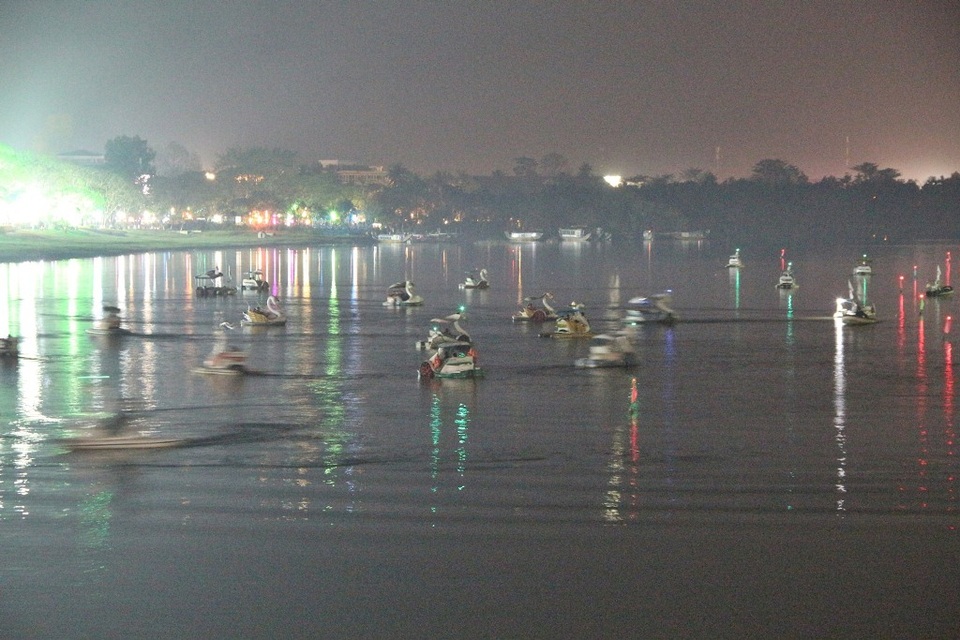 Không pháo hoa, giao thừa đậm chất văn hoá Việt - 14 Một số bạn trẻ Huế chọn trò chơi đạp vịt trên sông Hương để đón Giao thừa