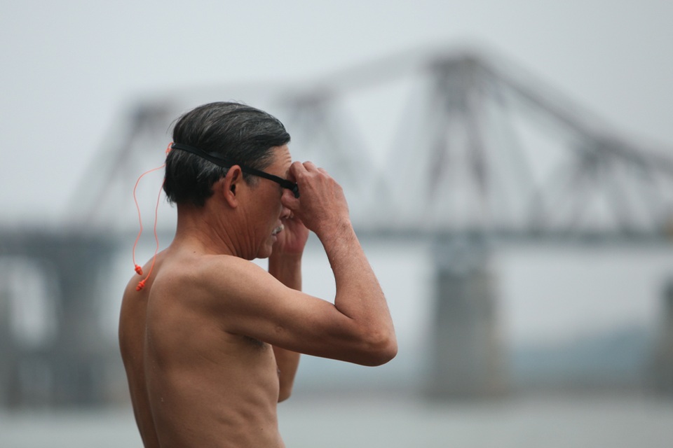 Khai xuân "độc nhất" Hà Thành: Tắm sông Hồng sáng mùng 1 Tết - 8
Một “đồng môn” cao tuổi của ông Phúc cũng có mặt tại bãi sông để bơi khai xuân, đang chuẩn bị xuống nước.