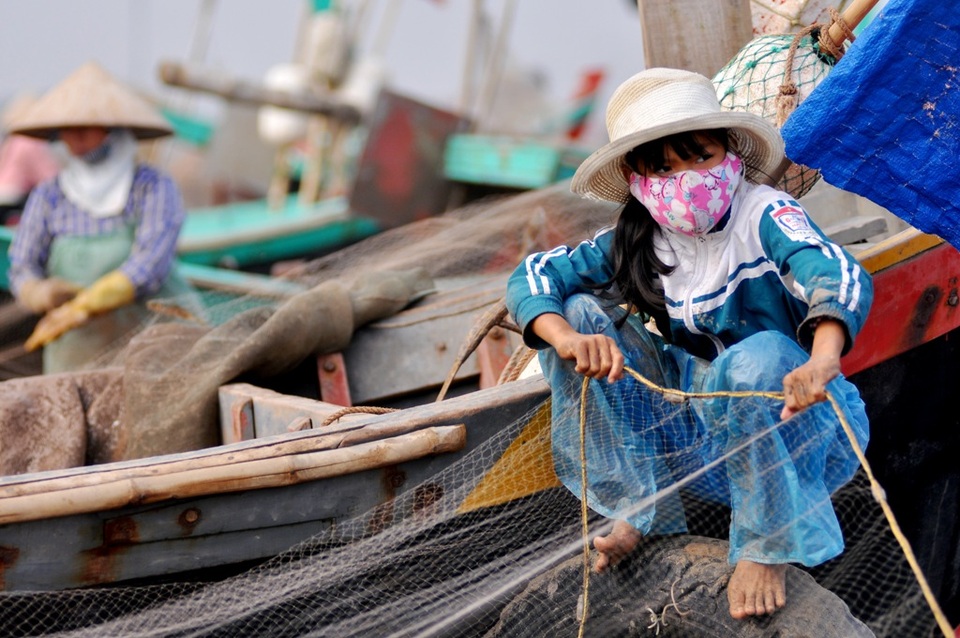 Ngư dân "thắng lớn" trong chuyến đi biển đầu năm - 8 Tuy nhiên, khi về tới bãi đậu, công việc thu, gỡ cá được huy động sự giúp đỡ của những người phụ nữ và cả trẻ nhỏ.