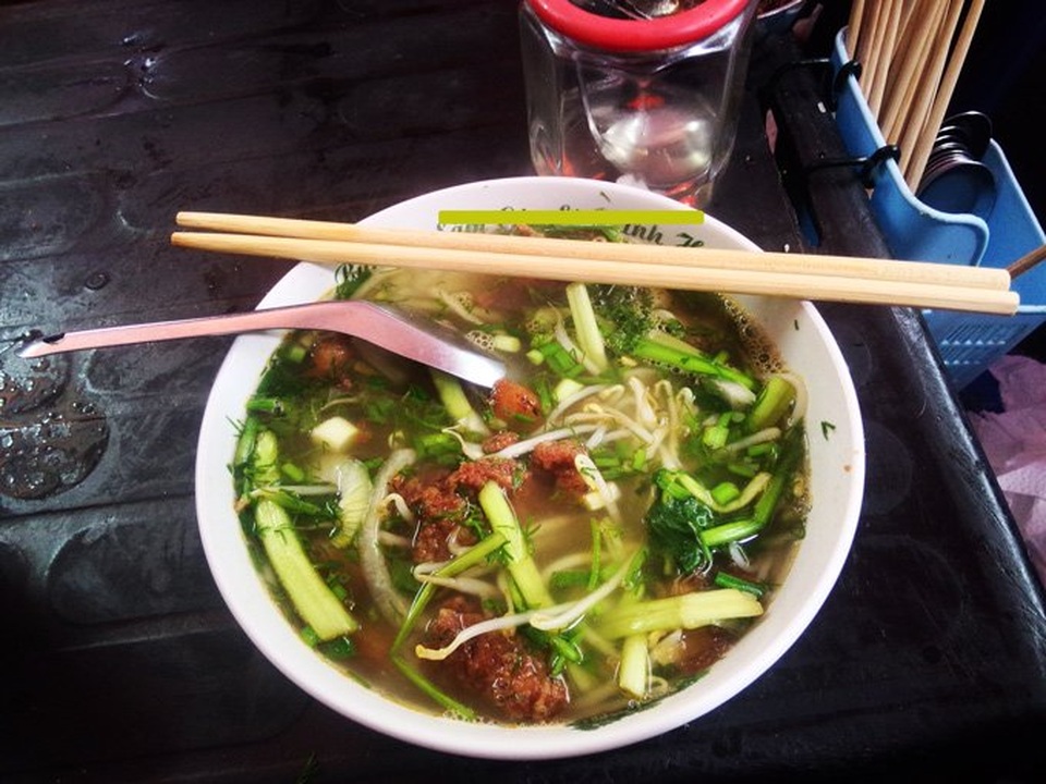 Bội thực giò thịt, dân đứng đợi 30 phút để được ăn bún cá - 8
Bát bún cá đơn giản như thế này nhưng là món ăn được người dân đổ xô tìm ăn sau những bữa tiệc nhiều bánh chưng xanh, thịt bò xào váng mỡ ngày Tết. Ảnh: Diệu Bình