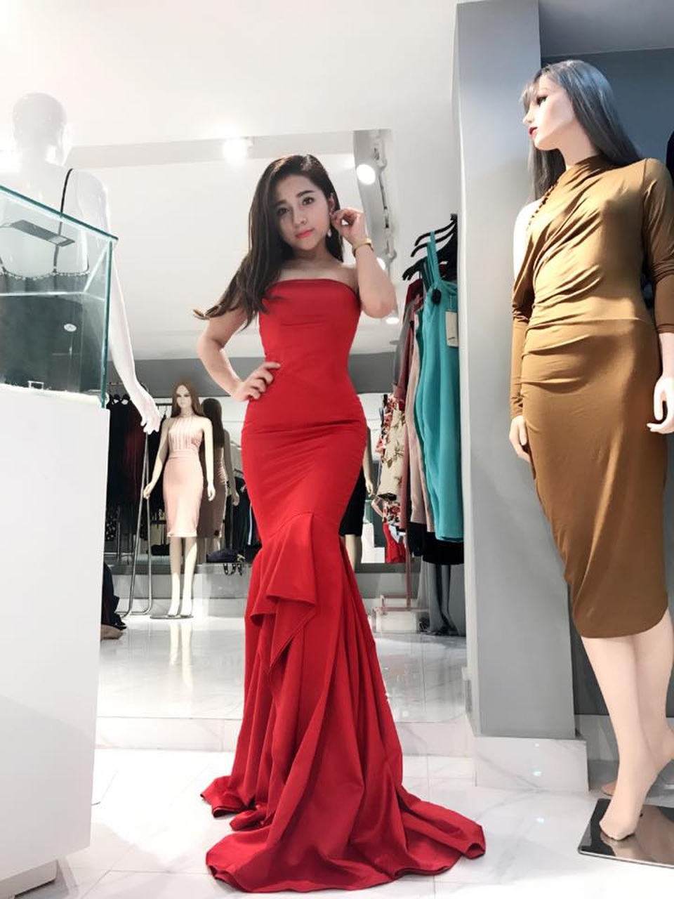 Mê mẩn nhan sắc hot girl xứ Nghệ hát ví dặm để tránh bị mời rượu - 3
Ngọc Ánh rất hợp với những bộ váy có phong cách sang chảnh