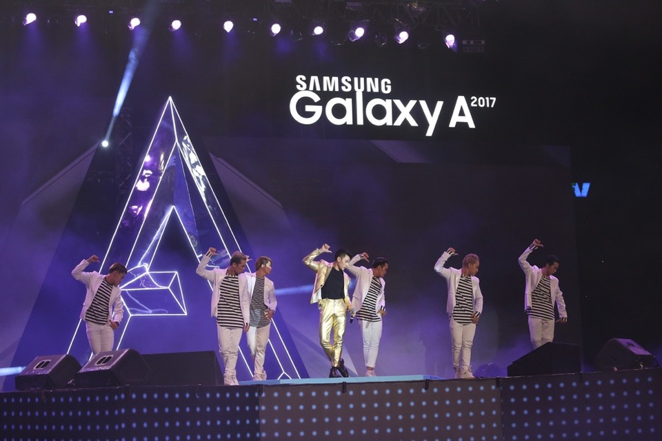 Tiếp nối Đông Nhi, liên khúc Get Down, Mr.Right của “thái tử” ISSAC cũng khiến các fan nữ như lịm tim bởi thần thái cuốn hút của mình.