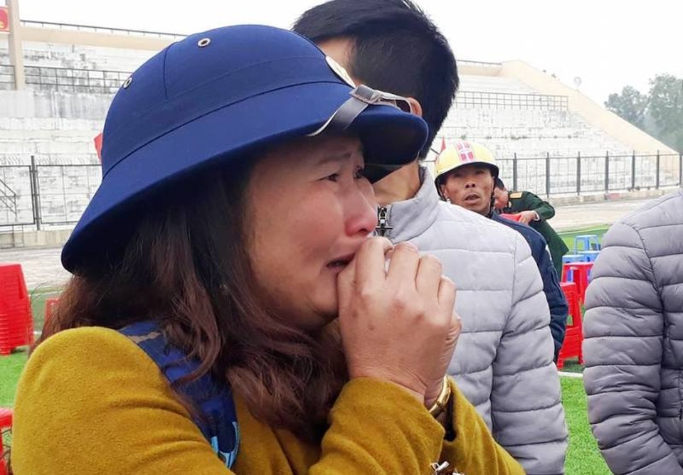 Nước mắt và nụ cười trong ngày tân binh lên đường nhập ngũ - 26 Người mẹ đứng từ xa ngậm ngùi chia tay con lên đường nhập ngũ