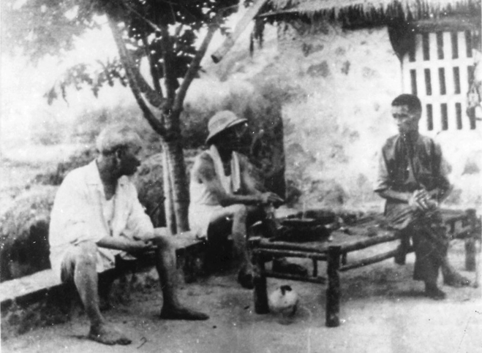 Chiếc máy cày - kỷ vật thiêng liêng Bác Hồ tặng Thanh Hóa - 12 Bác Hồ đến thăm và nói chuyện với gia đình ông Nguyễn Văn Sáng, một ngư dân đánh cá, ngày 18/7/1960