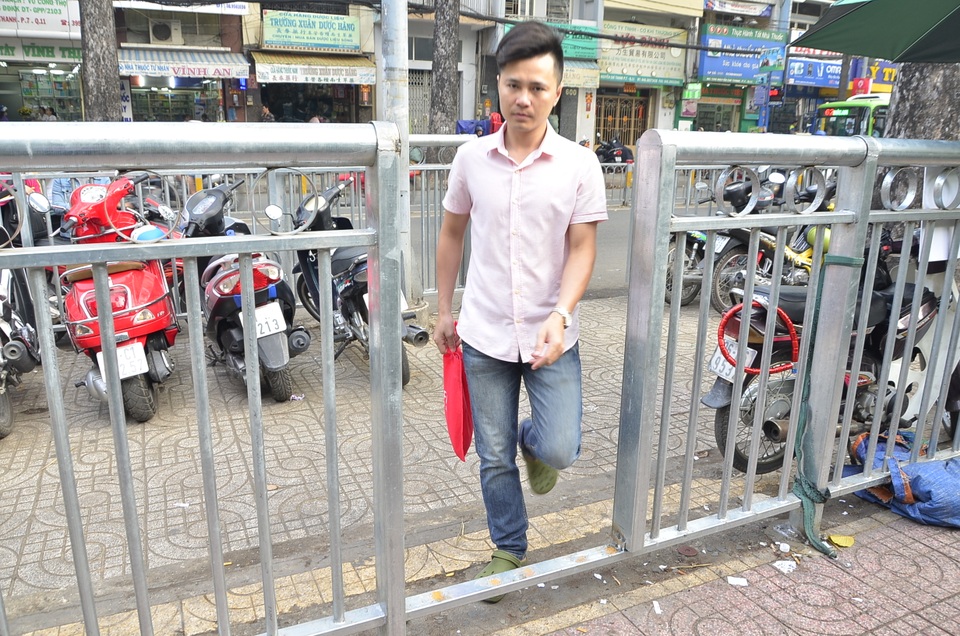 Tháo dỡ bớt rào chắn như “mê hồn trận” trước Bệnh viện Chợ Rẫy - 8 Lực lượng chức năng mở thêm một số lối đi thông từ bãi xe vào phần đường dành cho người đi bộ, không để người dân phải đi vòng như trước đây