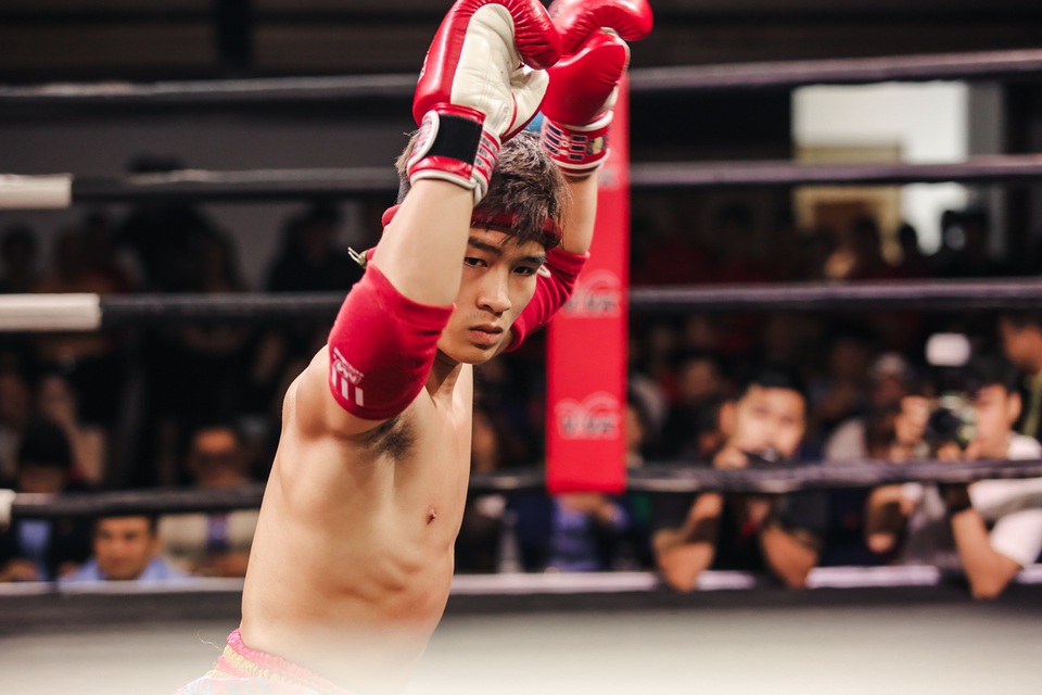 Bành Chí Hồng (võ sĩ trong trang phục đỏ) đang công tác tại California Fitness and Yoga, anh đã có kinh nghiệm luyện tập Muay Thái trong 4 năm, huy chương đồng Giải MuayThai Tp HCM mở Rộng 2016.