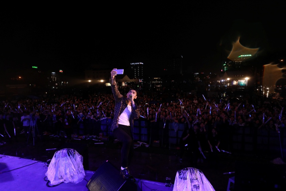 Bất chấp trời mưa, Isaac vẫn selfie cùng khán giả Thanh Hoá để hoàn thành bộ sưu tập selfie cho tour lưu diễn “J – VOLUTION”.