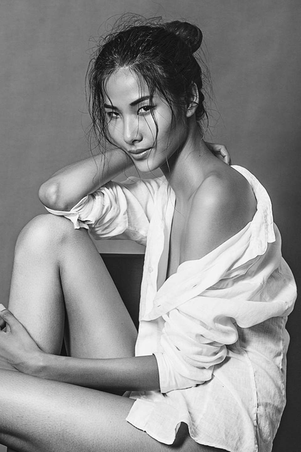 Vóc dáng nóng bỏng, khuôn mặt thần thái, biến hóa, phong cách vừa mạnh mẽ lại quyến rũ Hoàng Thùy của hiện tại so với 5 năm trước đã ‘lột xác’ ngoạn mục. Thật không quá khi nói rằng cả phụ nữ và đàn ông đều phải đổ gục trước hình ảnh của cô bây giờ.