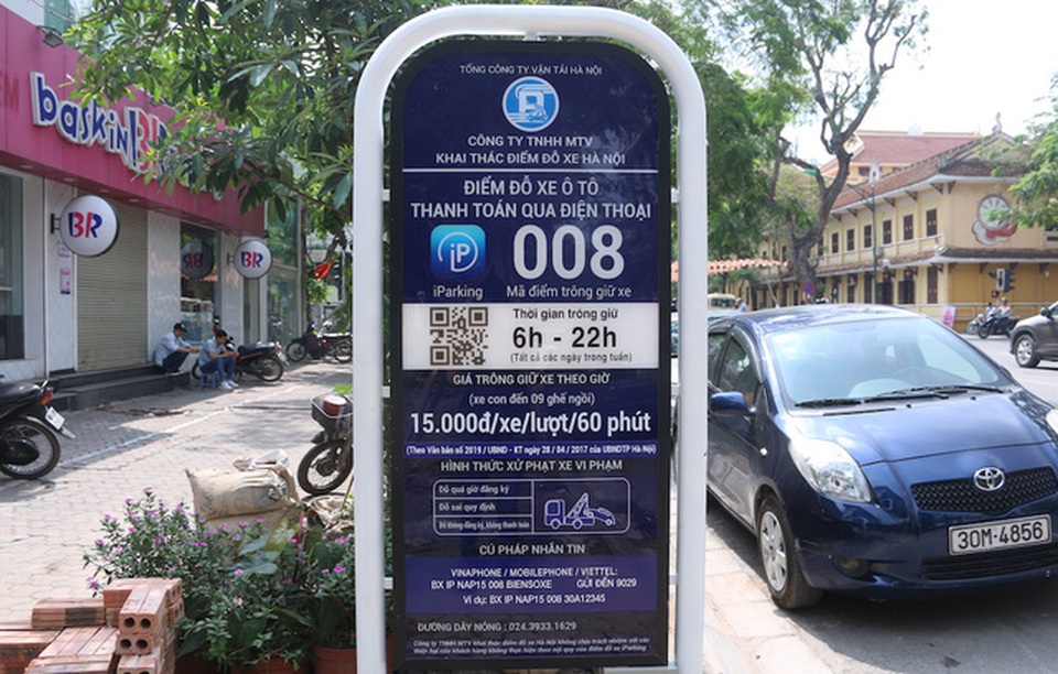 Hà Nội: Người dân lúng túng khi sử dụng công nghệ đỗ xe thông minh - 9
Theo quy định số tiền mà người lái xe phải trả là 15 nghìn đồng/giờ đỗ xe. Nếu hết thời gian lái xe chưa lái ô tô đi thì phải nhắn một tin tiếp theo để mua thêm giờ. Theo một số khách hàng thì giá như vậy là hợp lý, tránh tình trạng lộn xộn về giá ở nhiều điểm đỗ như trước đây.