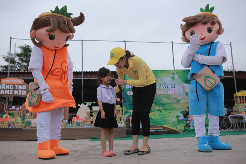 1,5 triệu suất sữa trao nguồn dinh dưỡng lành cho trẻ em trước mùa thi - 8
Cảm ơn chương trình đã mang đến cho con những hộp sữa đậu nành Fami kid thơm ngon bổ dưỡng mỗi ngày, giúp con học tập tốt hơn cho kì thi sắp tới.