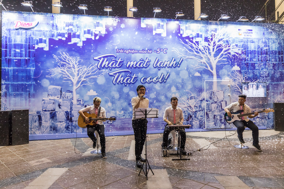 Tránh nóng mùa hè tại “lâu đài băng” lần đầu tiên có mặt tại Hà Nội - 8 Những đêm nhạc Aucoustic hấp dẫn không thể bỏ lỡ