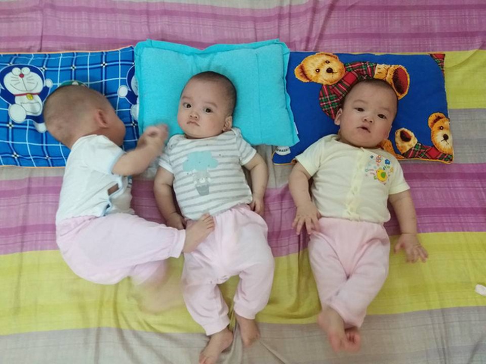 Những hình ảnh mới về 3 bé sinh cùng trứng hiếm gặp 200 triệu ca mới có 1 trên thế giới - 9 Những hình ảnh mới về 3 bé sinh cùng trứng hiếm gặp 200 triệu ca mới có 1 trên thế giới - 9