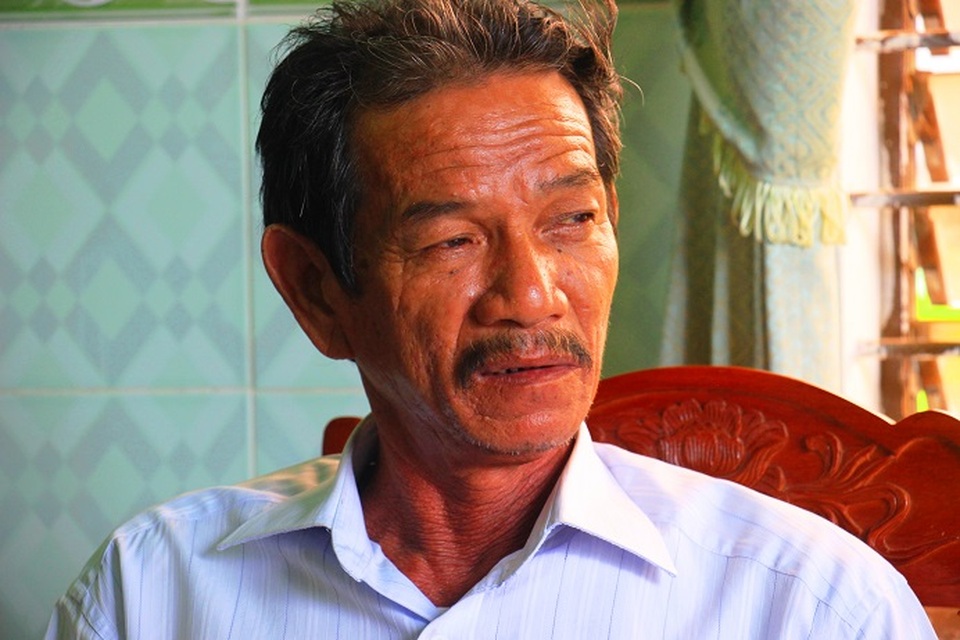 Ra giá 400 triệu đồng "bịt miệng" ngư dân, tỉnh chỉ đạo công an điều tra - 3
Ngư dân Nguyễn Văn Mạnh: Con tàu hư hỏng khắp nơi mà doanh nghiệp đề xuất chi 250 triệu đồng để gia đình tôi tự sửa chữa, quá coi thường. Ảnh: D.T