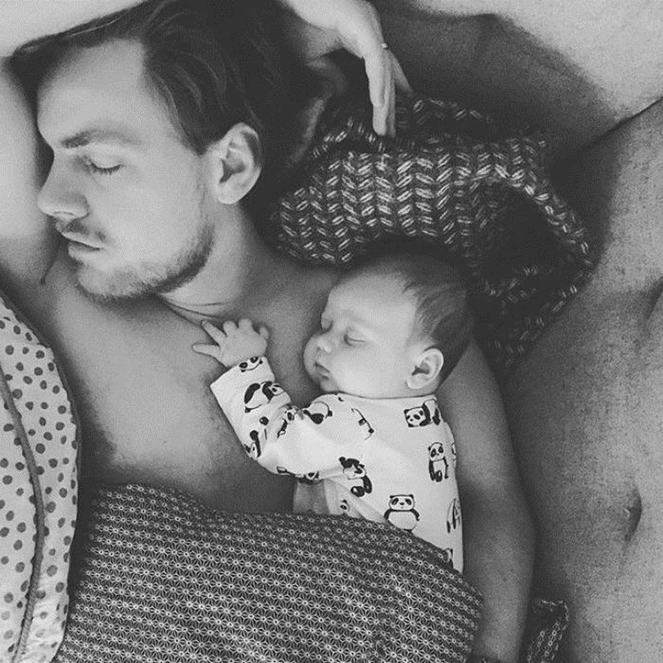 Những khoảnh khắc của cha và con - 8 Giấc ngủ luôn bình yên khi có cha ở bên