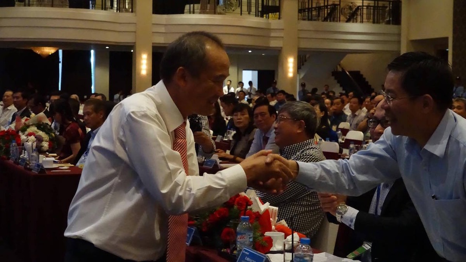 Ông Dương Công Minh chính thức ngồi vào "ghế nóng" Sacombank - 9 Ông Nguyễn Văn Dũng, Cục Thanh tra giám sát ngân hàng nhà nước chi nhánh TPHCM (phải) chúc mừng ông Minh