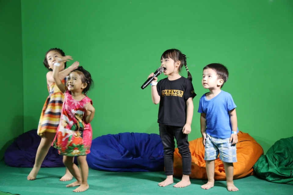 Bé tập hát karaoke…