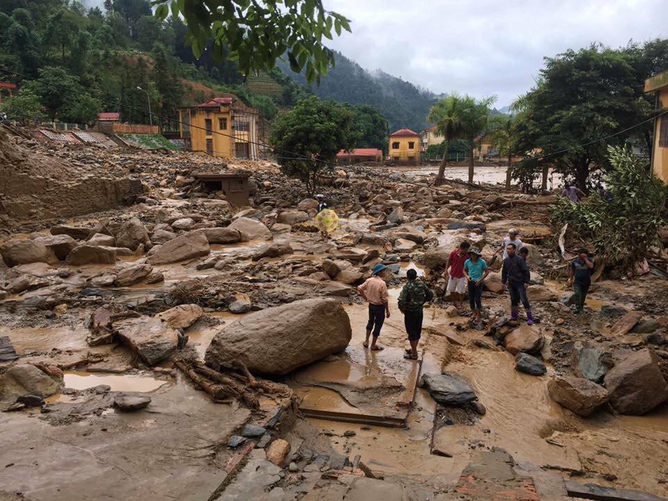 Thống kê sơ bộ của tỉnh Yên Bái cho thấy trận lũ đã khiến 2 người chết, 13 người mất tích và 8 người bị thương. Mưa lũ cuốn trôi và làm sập 32 căn nhà; 14 căn nhà bị sạt và 1 căn bị nước ngập. Bên cạnh đó, thiên tai làm thiệt hại 6 công trình công cộng, toàn bộ hệ thống đường giao thông đến các xã bị sụt, sạt nghiêm trọng, gây chia cắt với trung tâm huyện.
