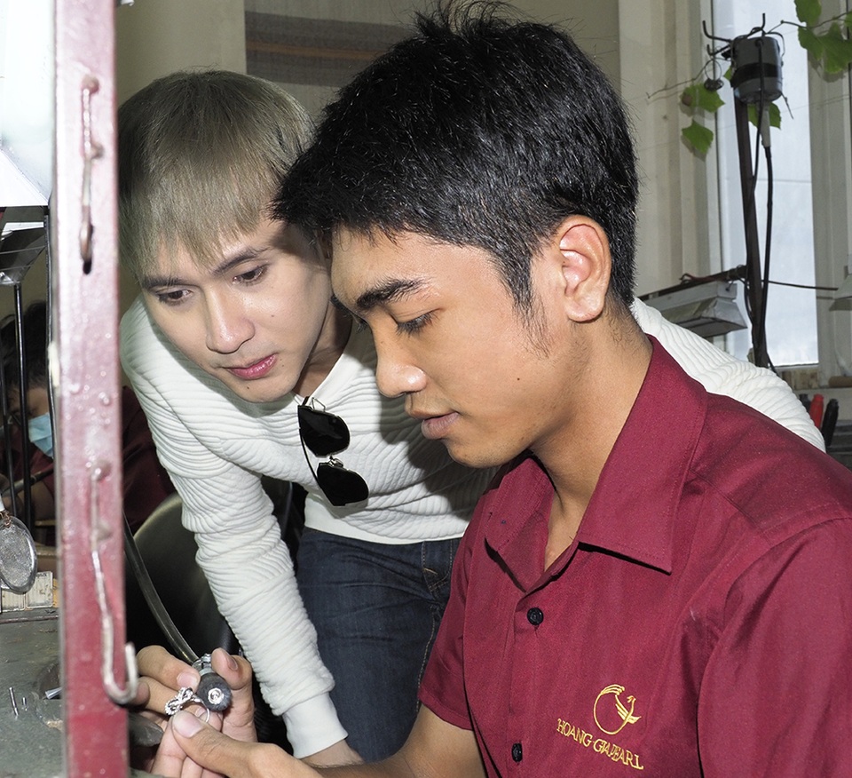 Nguyên Vũ tìm vật phẩm quý cho 25 năm ca hát - 8 Các khâu chế tác đều cần đến tình yêu cái đẹp, sự tỉ mỉ, khéo léo và vô cùng cẩn thận của các nghệ nhân.